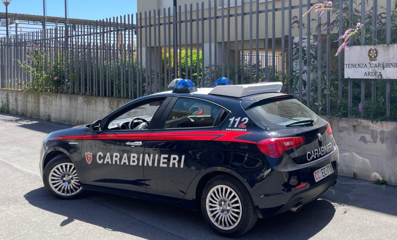 Falso carabiniere minaccia: ‘Arresto suo marito se non collabora’