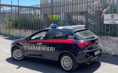 Falso carabiniere minaccia: ‘Arresto suo marito se non collabora’