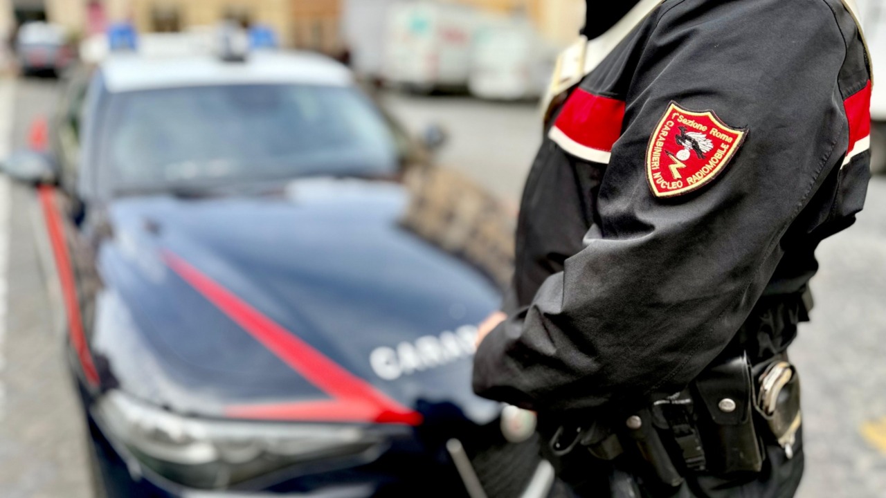 Ex carabiniere blocca borseggiatore e restituisce denaro rubato a un pensionato