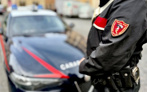 Ex carabiniere blocca borseggiatore e restituisce denaro rubato a un pensionato