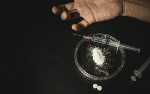 Droga, contanti e materiale esplosivo: arrestato il titolare
