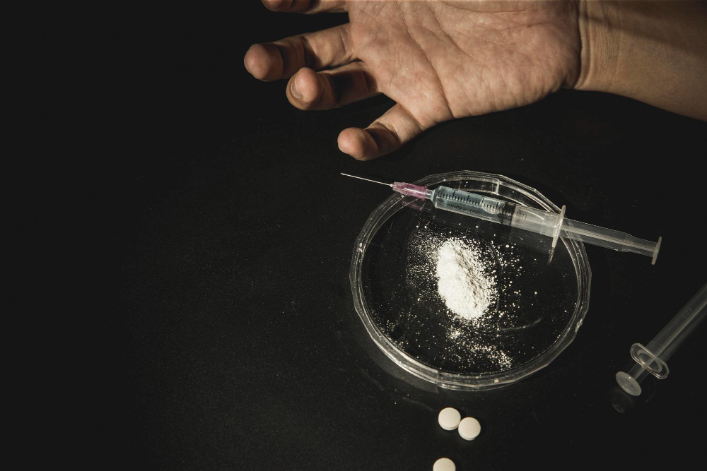 Droga, contanti e materiale esplosivo: arrestato il titolare