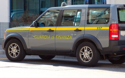 Loghi Ferrari e Ducati contraffatti, blitz della Finanza a Monza