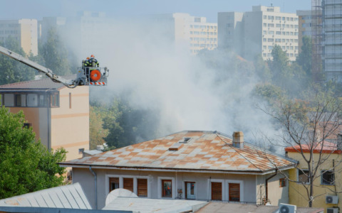 Incendio nella notte al portone di un condominio a Villasanta