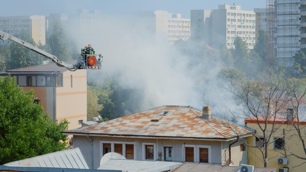 Incendio nella notte al portone di un condominio a Villasanta