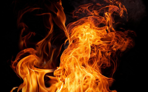 Incendio di un furgone, ferito il conducente durante l’intervento