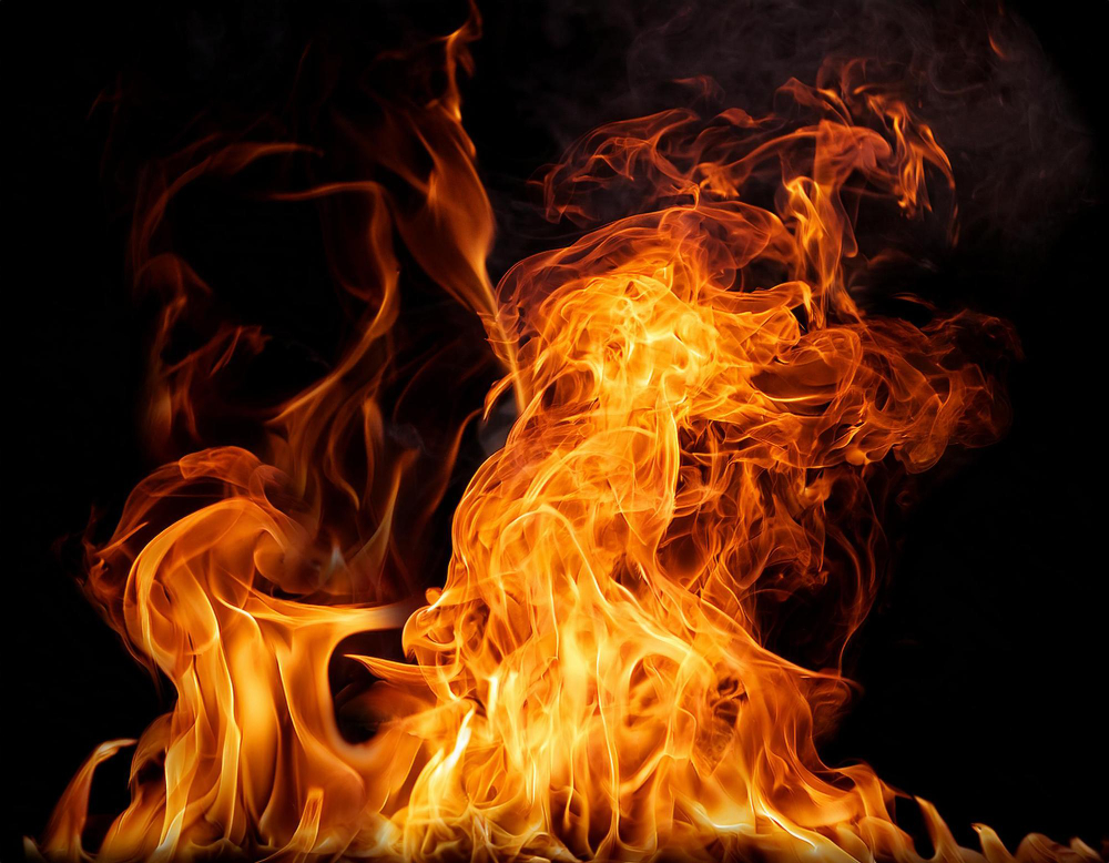 Incendio di un furgone, ferito il conducente durante l’intervento