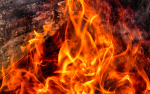 Incendio sul Moregallo devasta 90 ettari, nube di fumo visibile in Brianza