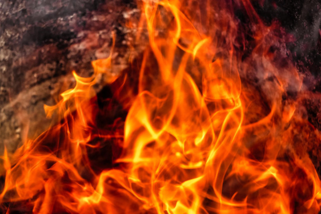 Incendio sul Moregallo devasta 90 ettari, nube di fumo visibile in Brianza