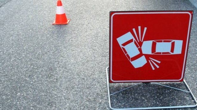 Auto contro un muro a Usmate Velate: due feriti