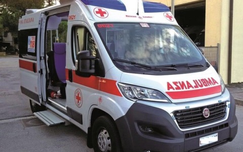 Un eroe salva un ragazzo di 16 anni da annegamento al lago