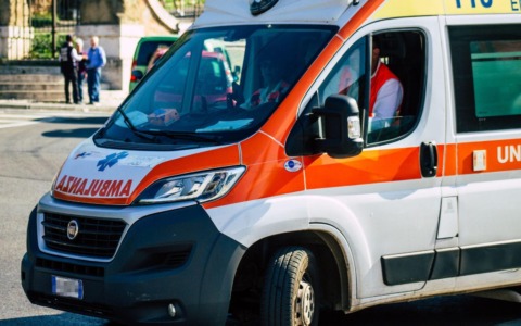 Ricerca la donna che ha soccorso il padre prima della morte