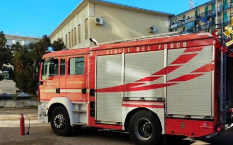 Auto in fiamme nella notte, nessun ferito
