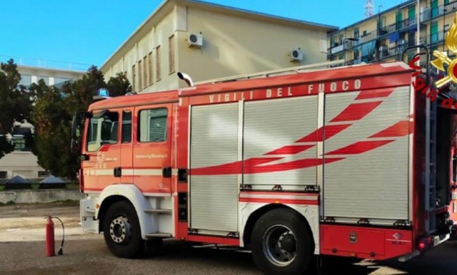 Auto in fiamme nella notte, nessun ferito