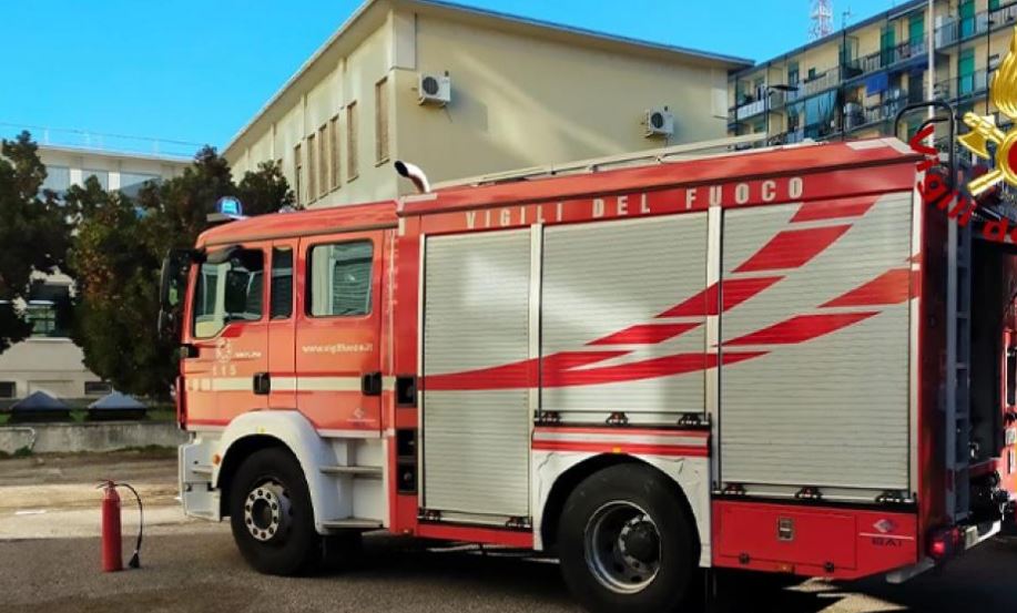 Auto in fiamme nella notte, nessun ferito