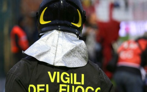 Furgone sanitario in fiamme davanti all’ospedale di Desio