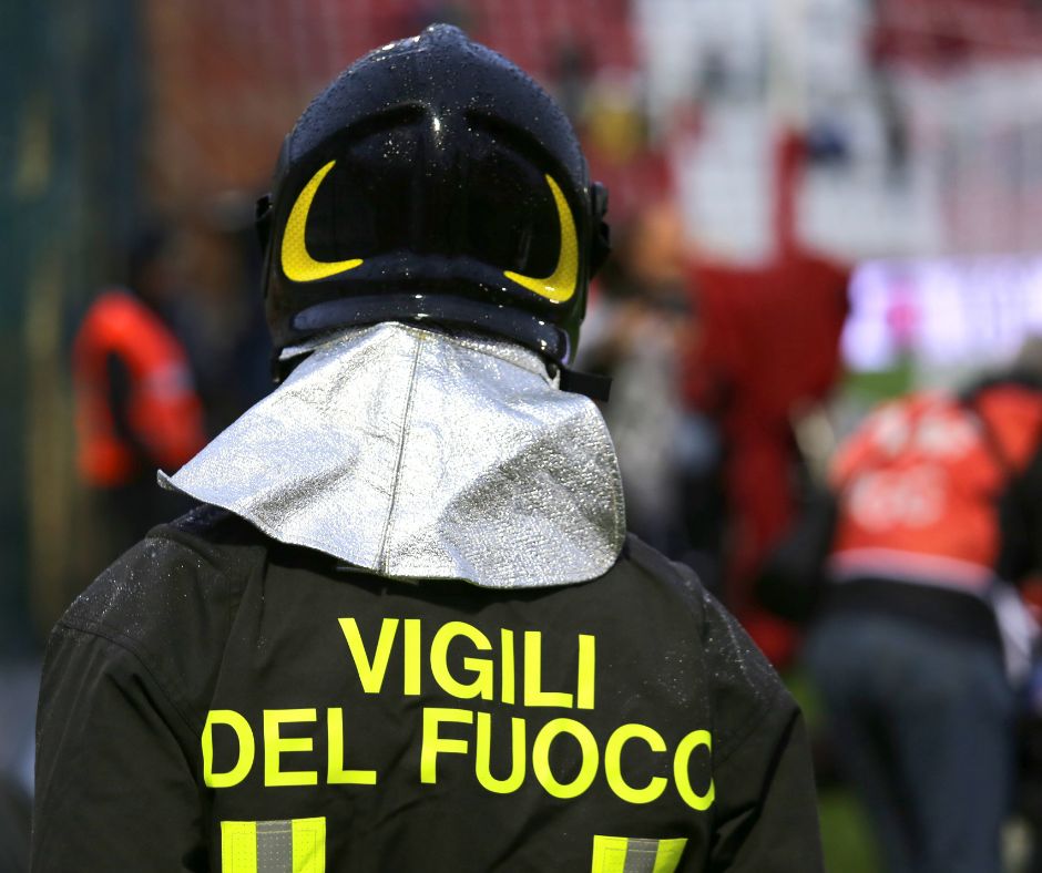 Furgone sanitario in fiamme davanti all’ospedale di Desio