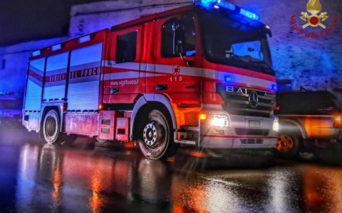 Auto in fiamme a Vimercate, nel parcheggio delle Torri Bianche