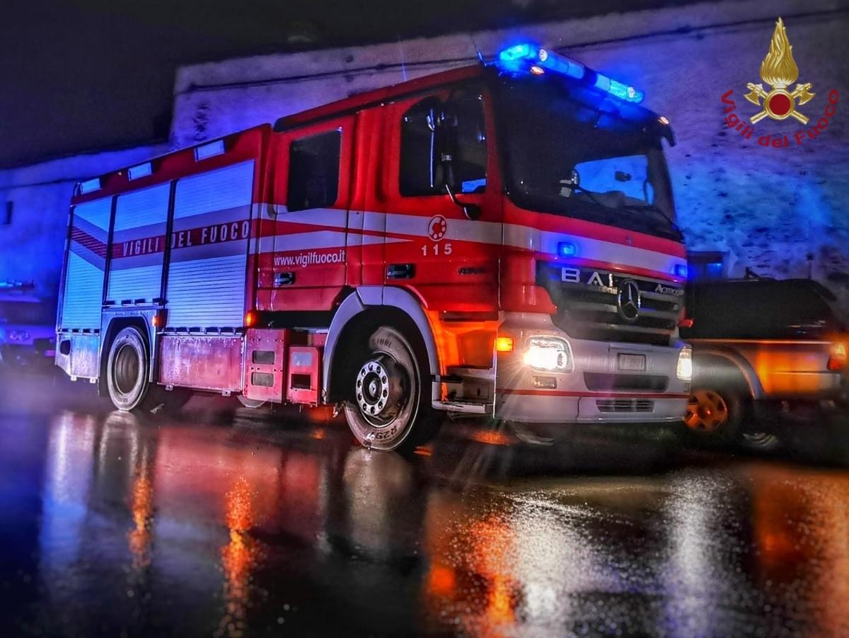 Auto in fiamme a Vimercate, nel parcheggio delle Torri Bianche
